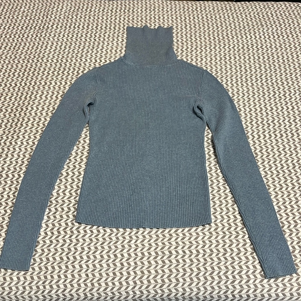 🌻 SALE 5/$50 or 10/$75 🌻 Gap turtleneck top/light sweater top heather blue